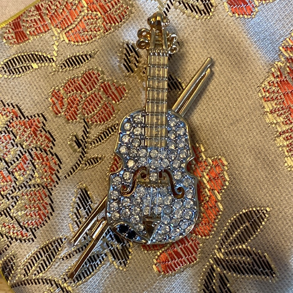 Butler Gold Violin Pin - Picture 4 of 6